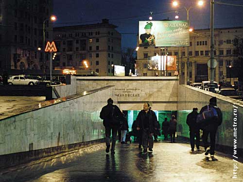 Вход в метро чкаловская